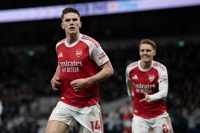 Viktor Gyokeres a celebrar o bis pelo Arsenal