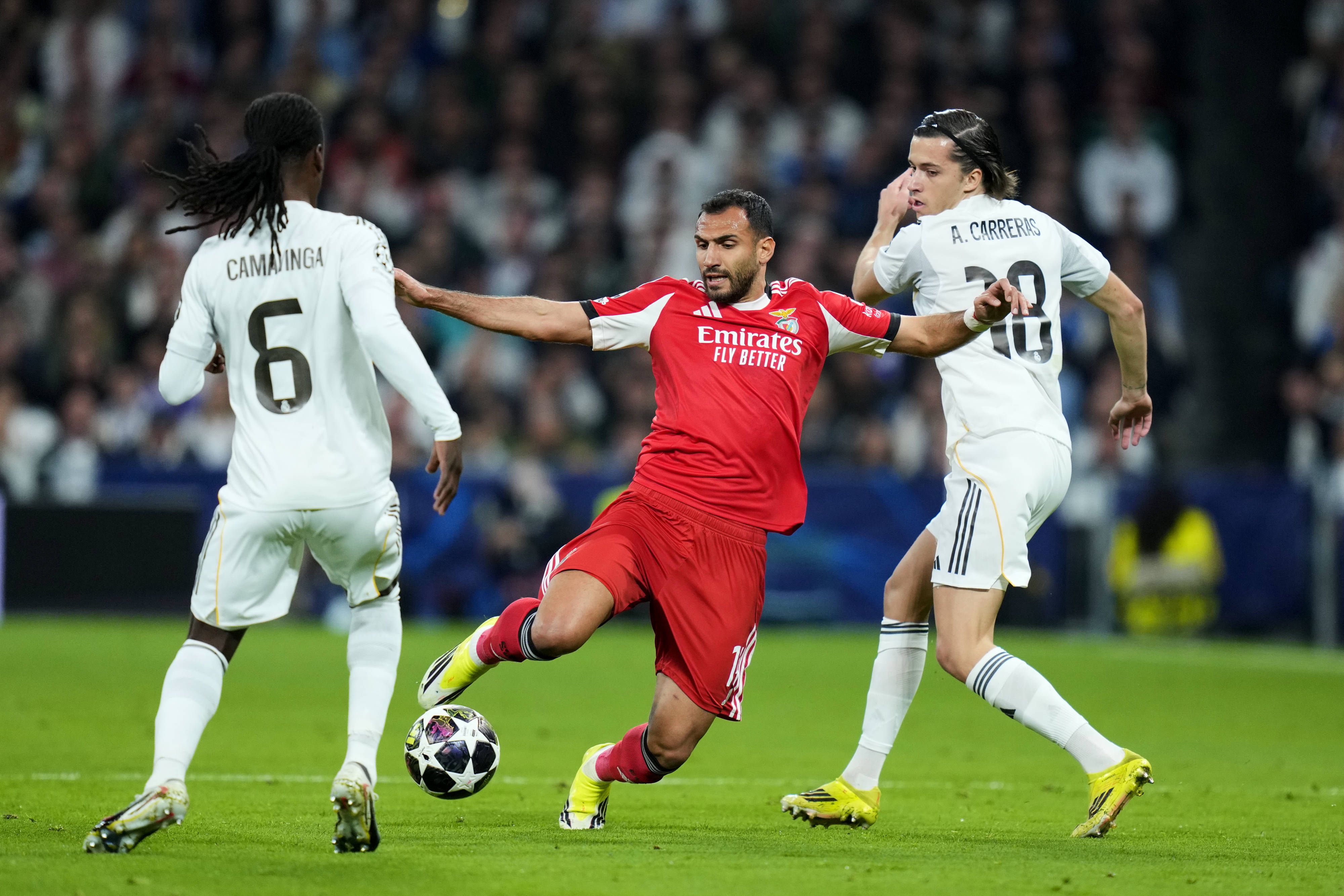 Pavlidis tenta chegar à bola entre Carreras e Camavinga, no jogo entre o Real Madrid e o Benfica - Foto: IMAGO