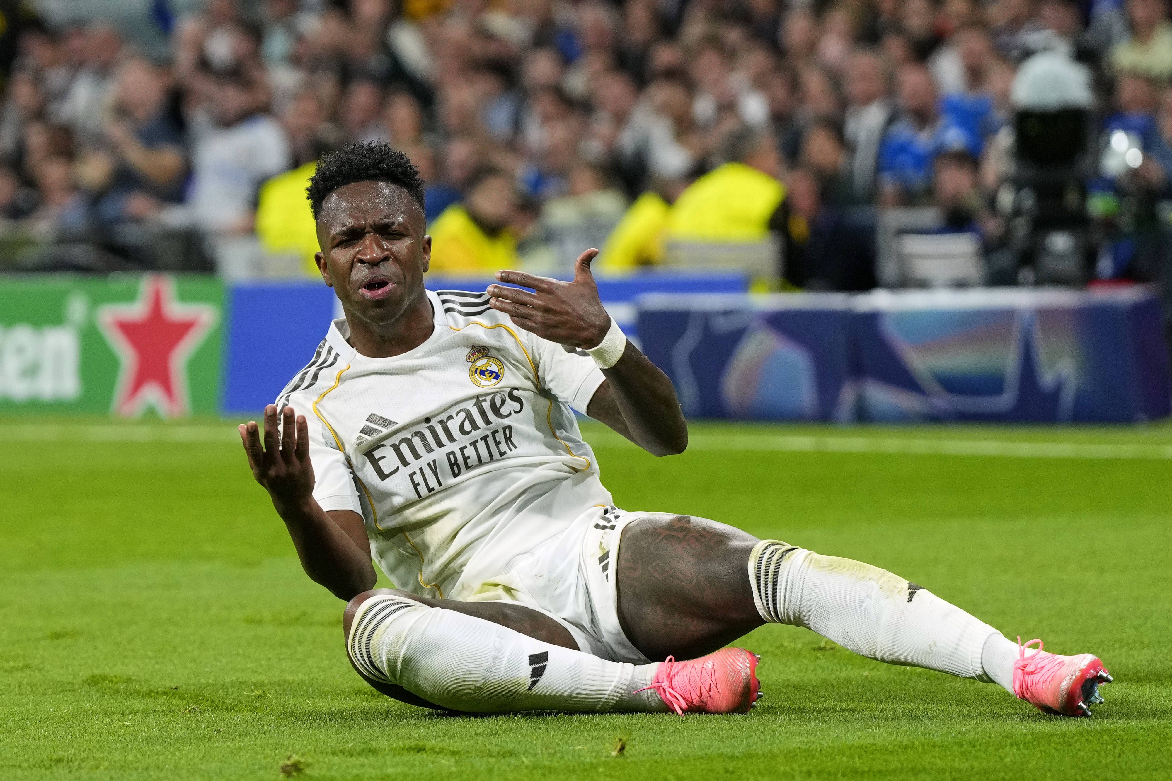 Vinícius Jr. caído no relvado a queixar-se - Foto: IMAGO