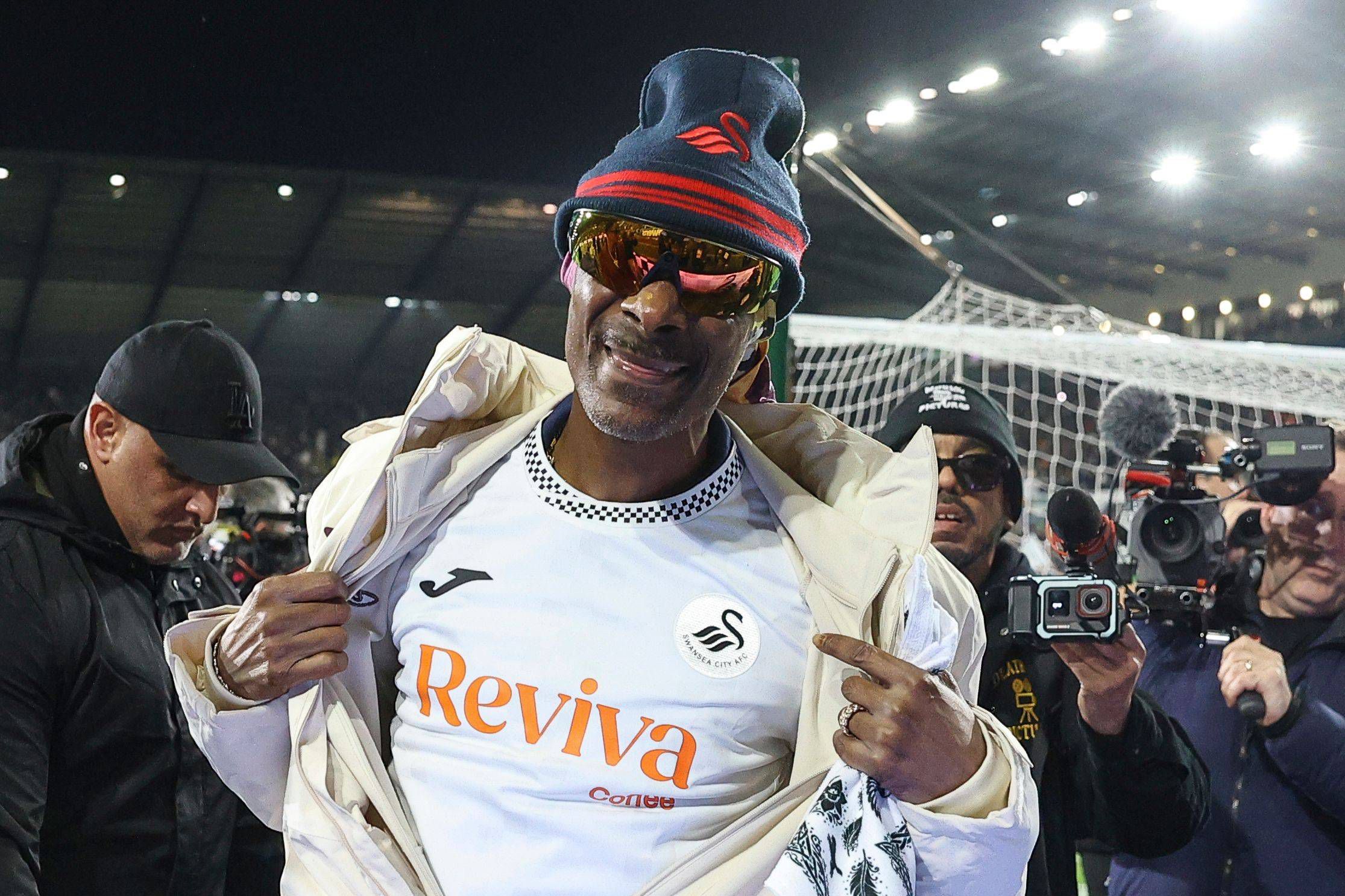 Snoop Dogg com a camisola do Swansea, Vítor Matos, no estádio com os adeptos