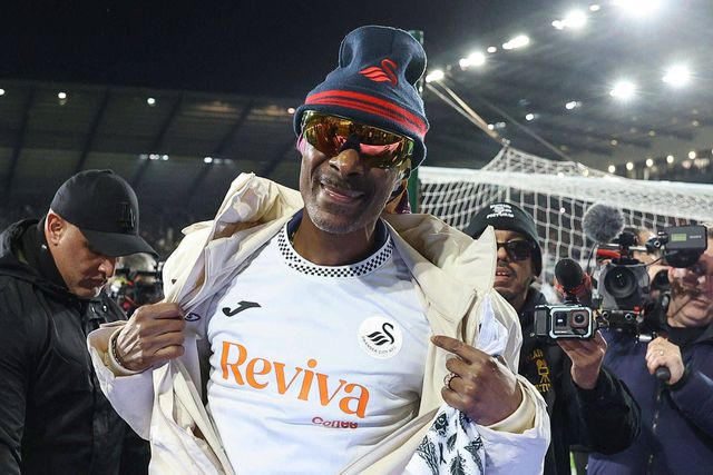 Snoop Dogg com a camisola do Swansea, Vítor Matos, no estádio com os adeptos