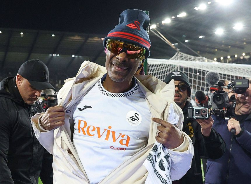 Snoop Dogg com a camisola do Swansea, Vítor Matos, no estádio com os adeptos