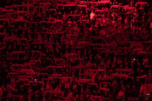 Carga policial sobre os adeptos do Benfica nas imediações do  Bernabéu