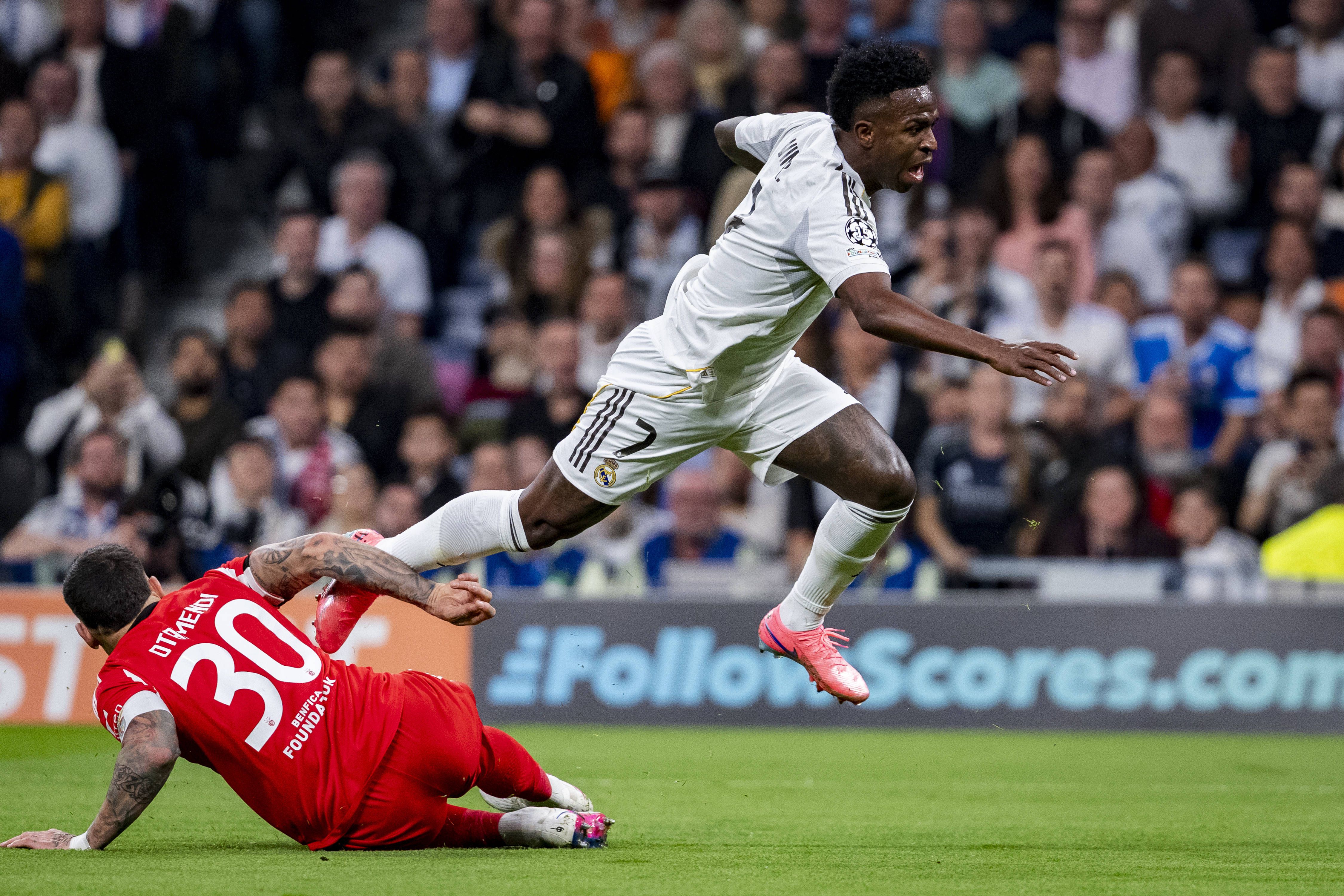 Vinícius Jr. cai na área após lance com Otamendi no jogo entre o Real Madrid e o Benfica - Foto: IMAGO