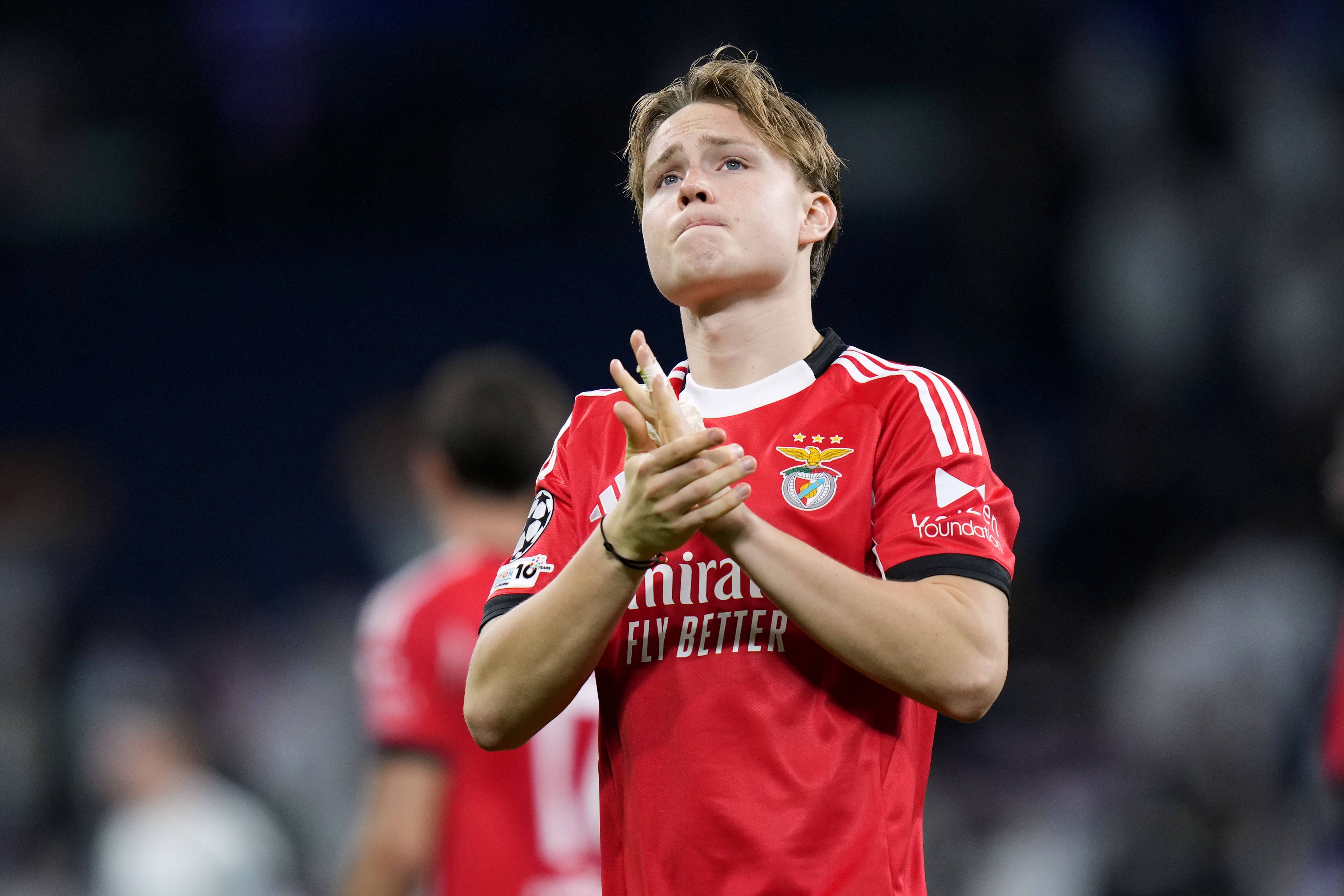 Schjelderup, jogador do Benfica, agradece apoio dos adeptos após a derrota com o Real Madrid - Foto: IMAGO