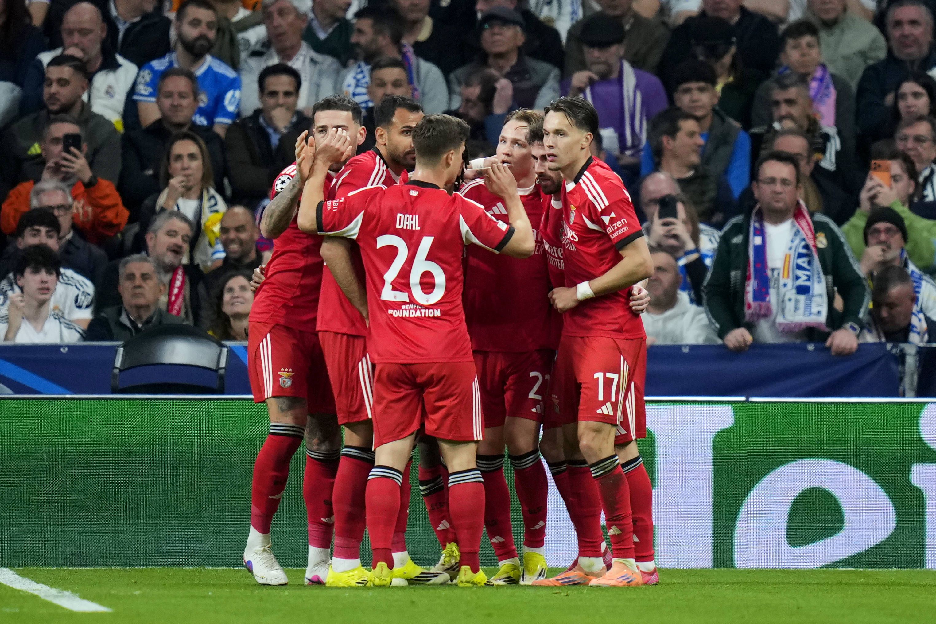 Jogadores do Benfica festejam golo marcado ao Real Madrid no Santiago Bernabéu - Foto: IMAGO