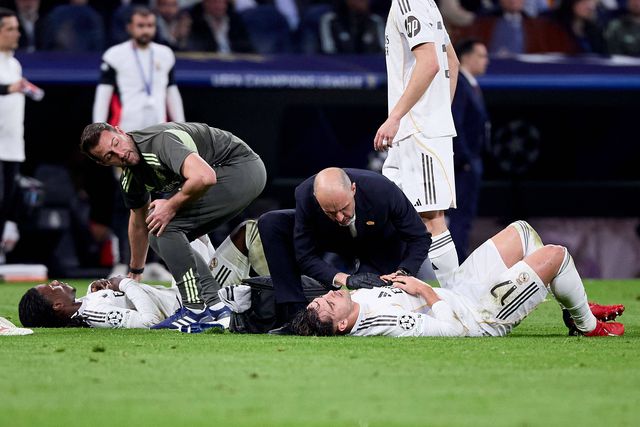 Choque entre Asencio e Camavinga deixou o defesa espanhol em muito mau estado - Foto: IMAGO