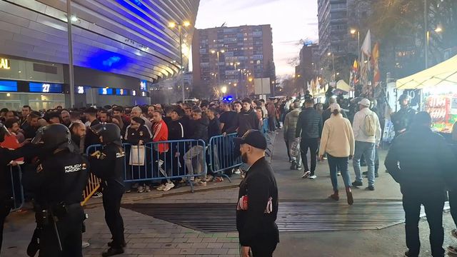 Entrada dos milhares de adeptos do Benfica no Bernabéu muito policiada