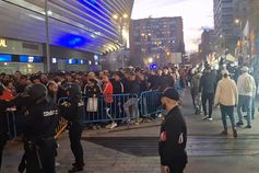 Entrada dos milhares de adeptos do Benfica no Bernabéu muito policiada