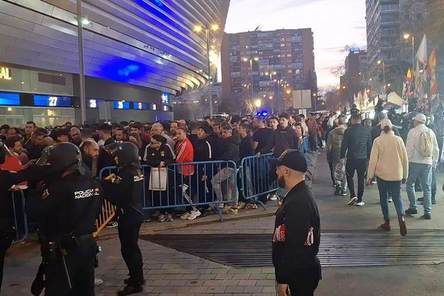Entrada dos milhares de adeptos do Benfica no Bernabéu muito policiada