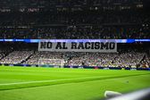 Bernabéu exibe tarja gigante contra o racismo