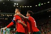 Cristiano Ronaldo e Rúben Neves a festejarem um golo pela Seleção