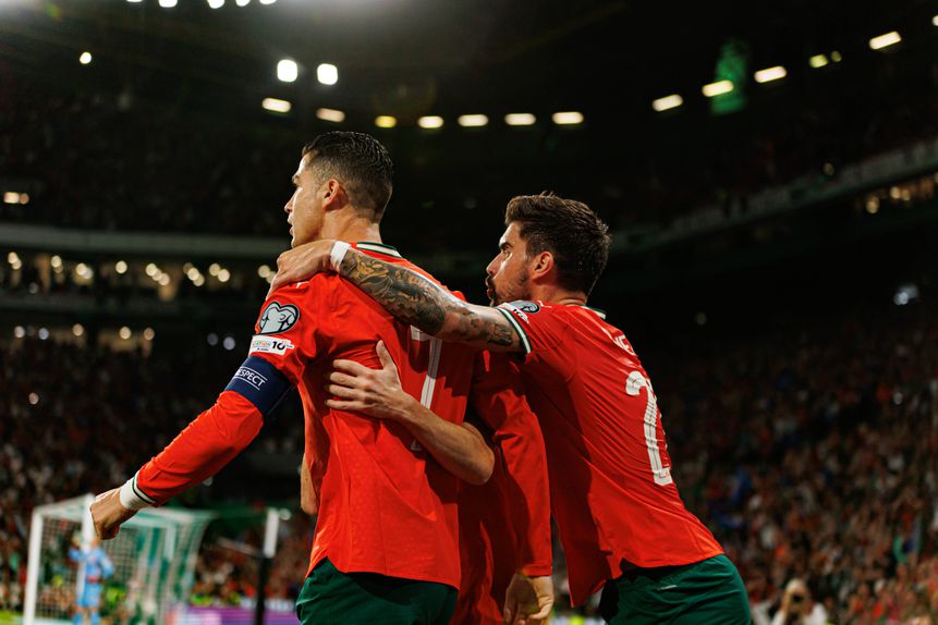 Cristiano Ronaldo e Rúben Neves a festejarem um golo pela Seleção