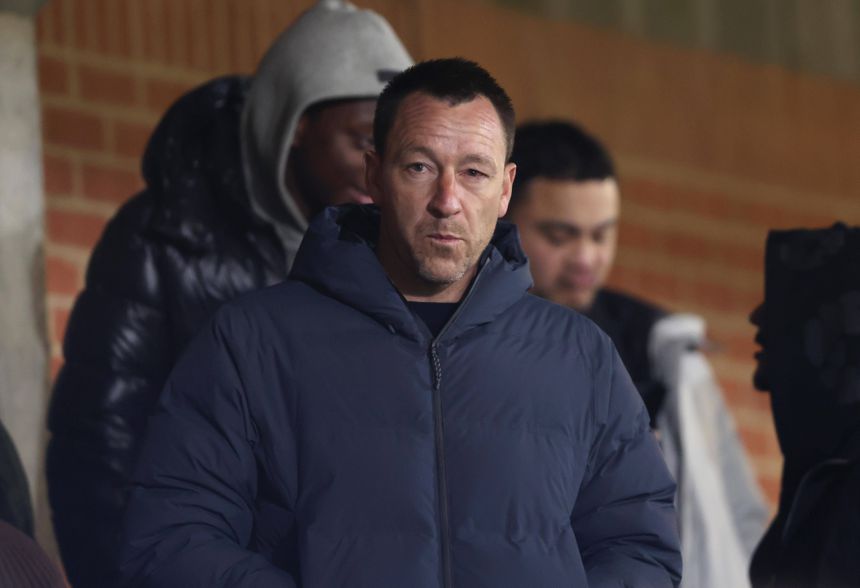 John Terry a assistir a um jogo dos sub-18 do Chelsea