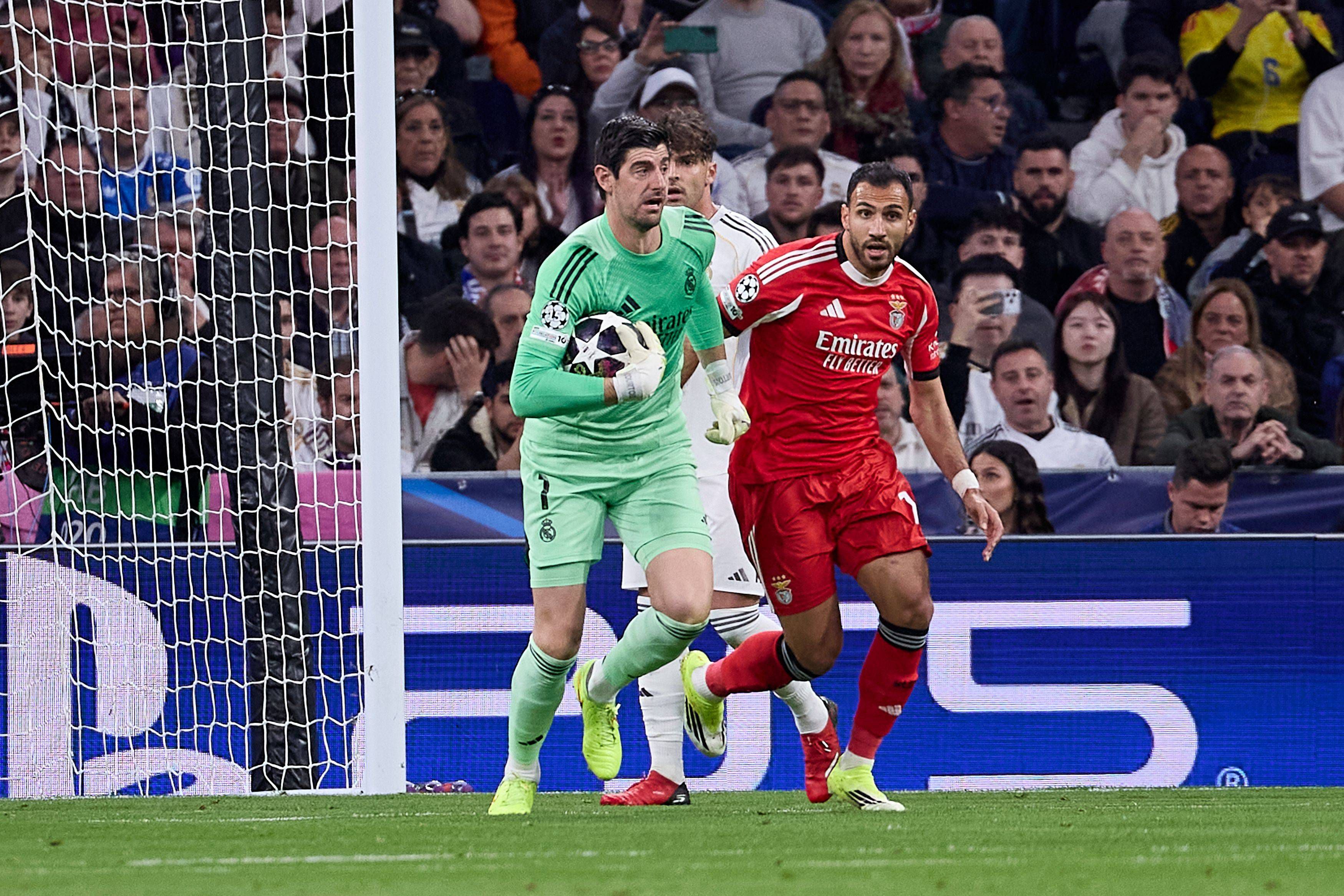 Pavlidis tenta pressionar Courtois - Foto: IMAGO