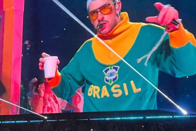 Fãs foram à loucura quando Bad Bunny surgiu com o casaco de Pelé - Foto/Instagram