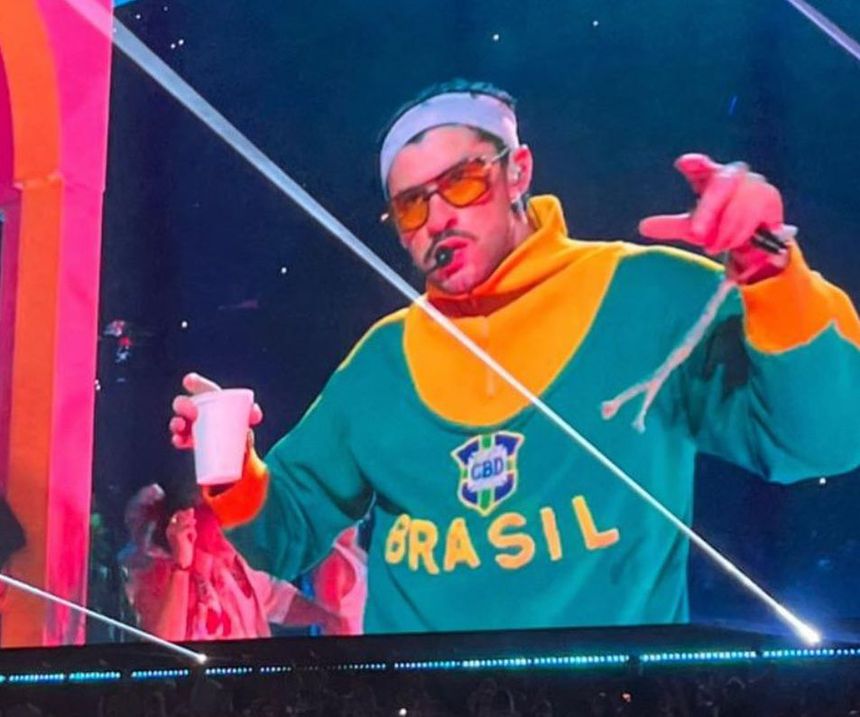 Fãs foram à loucura quando Bad Bunny surgiu com o casaco de Pelé - Foto/Instagram