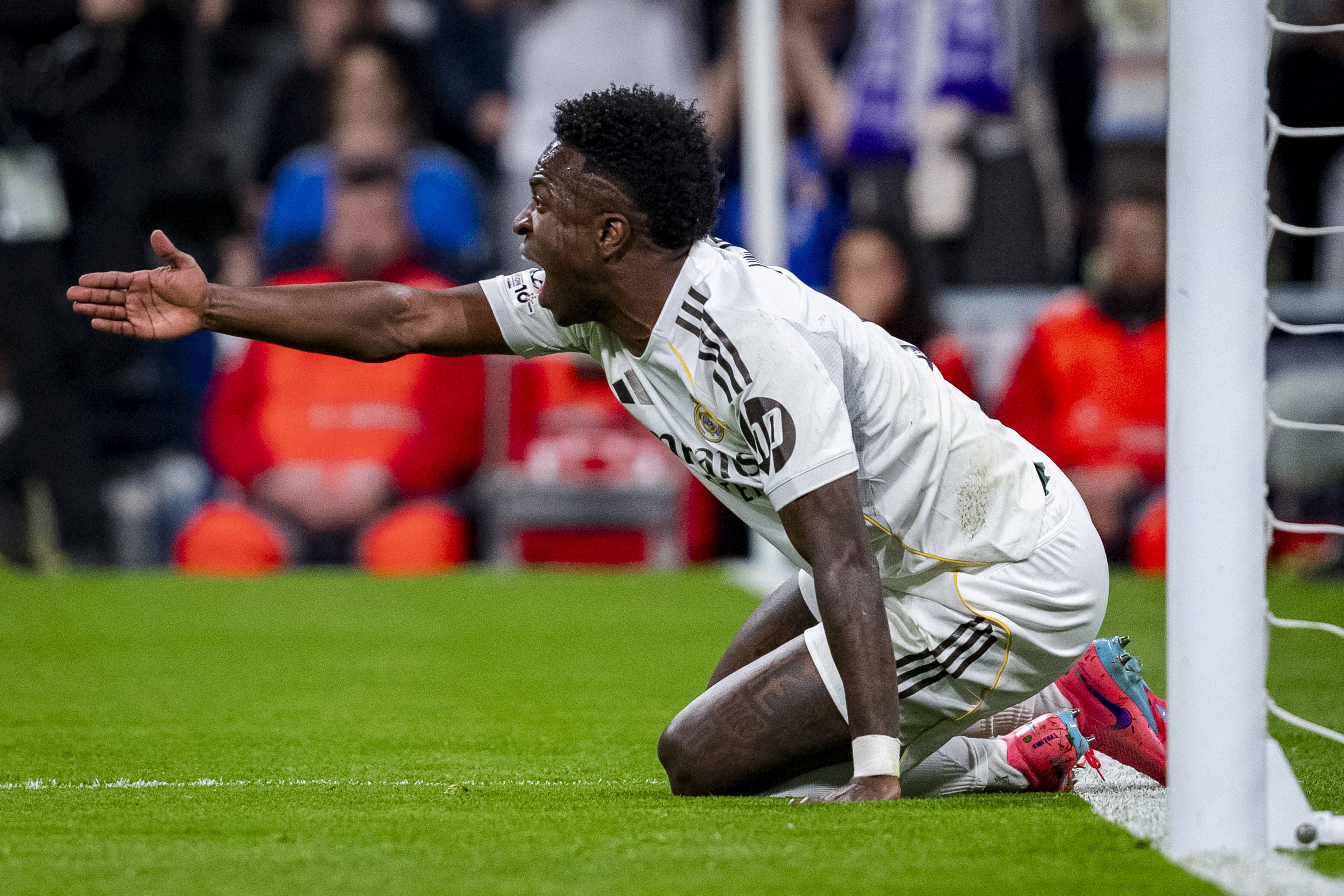 Vinícius Jr. pede penálti após lance com Otamendi no jogo entre o Real Madrid e o Benfica - Foto: IMAGO