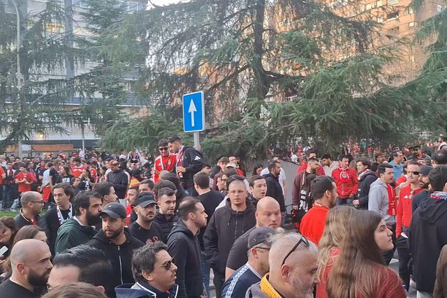 Benfica com muito apoio: mar de benfiquistas em Madrid