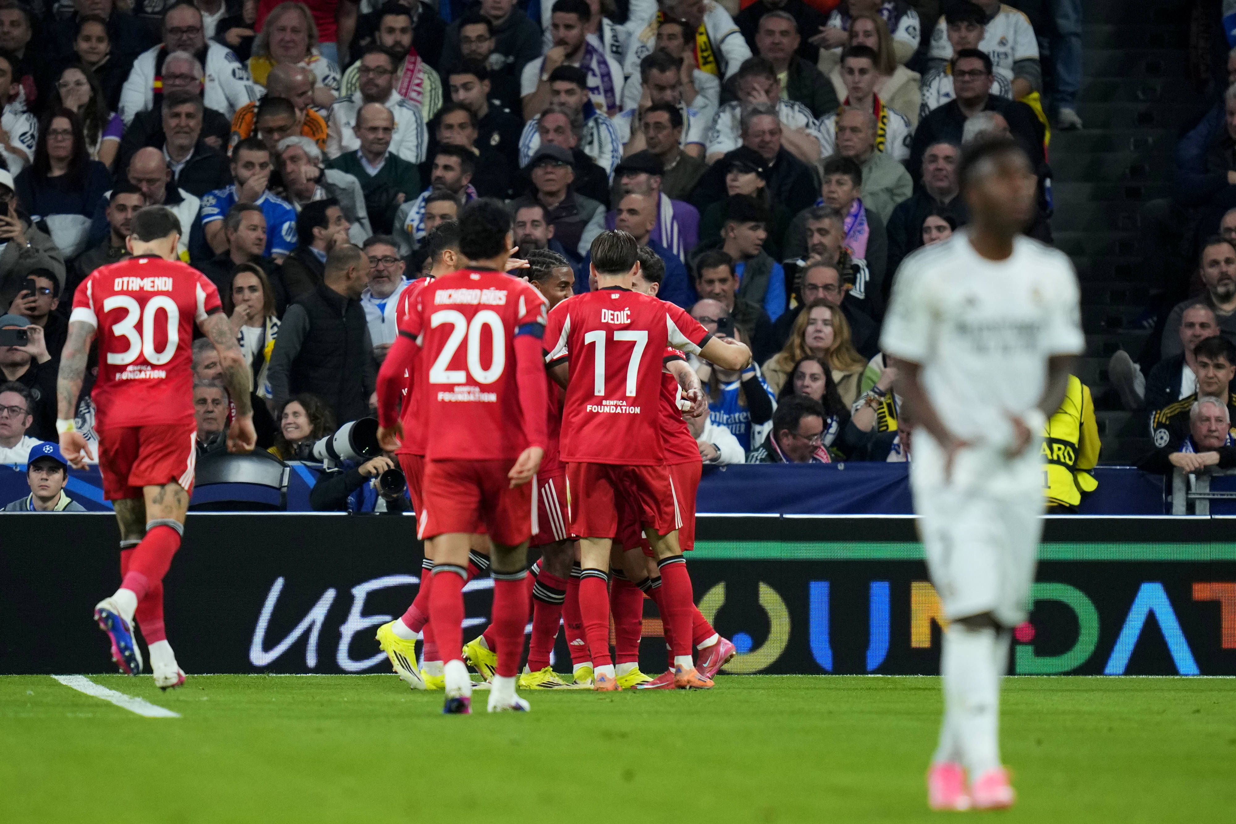 Jogadores do Benfica festejam golo marcado ao Real Madrid no Santiago Bernabéu - Foto: IMAGO