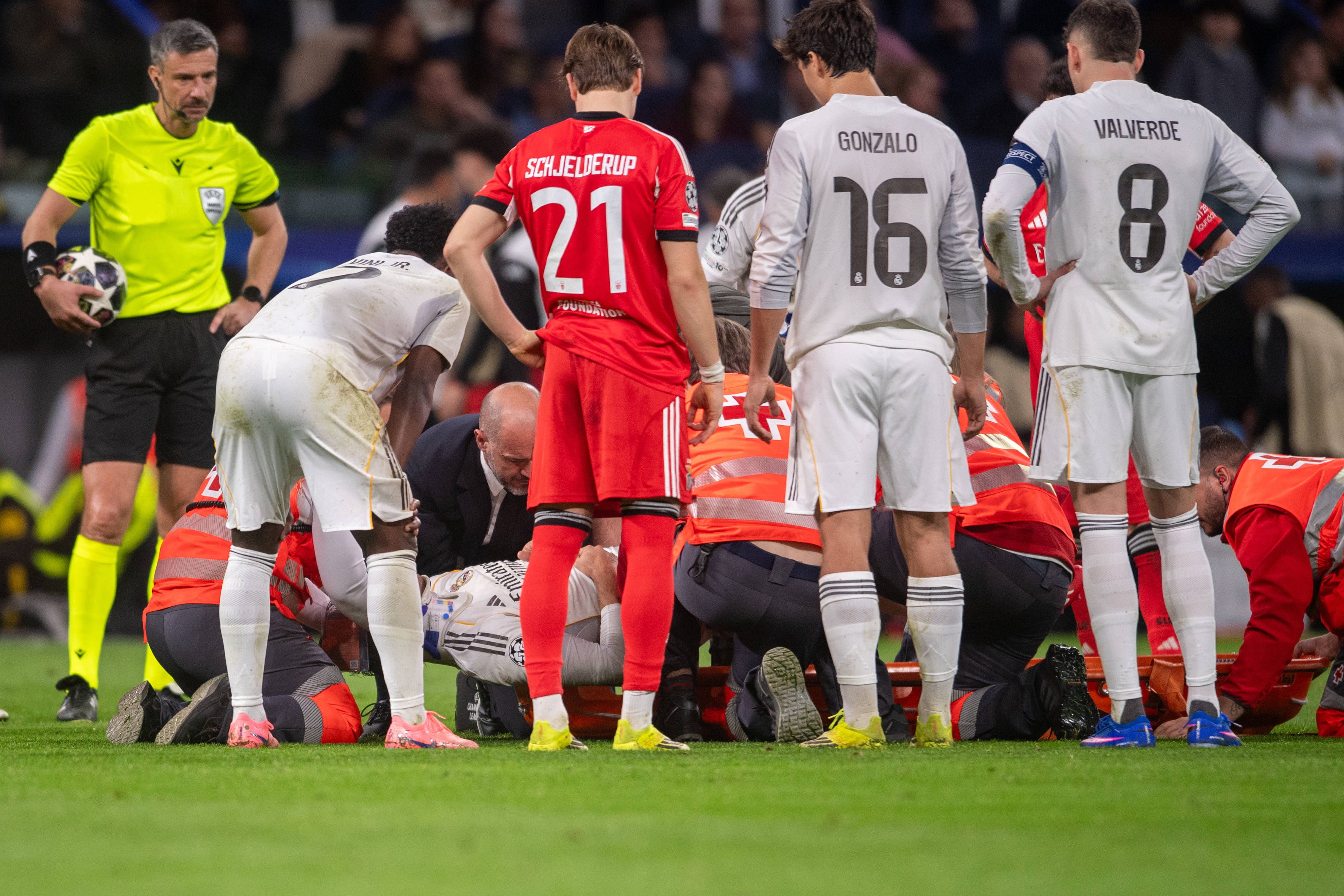 Asencio deixou o relvado em maca e com colar cervical - Foto: IMAGO