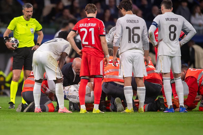 Asencio deixou o relvado em maca e com colar cervical - Foto: IMAGO