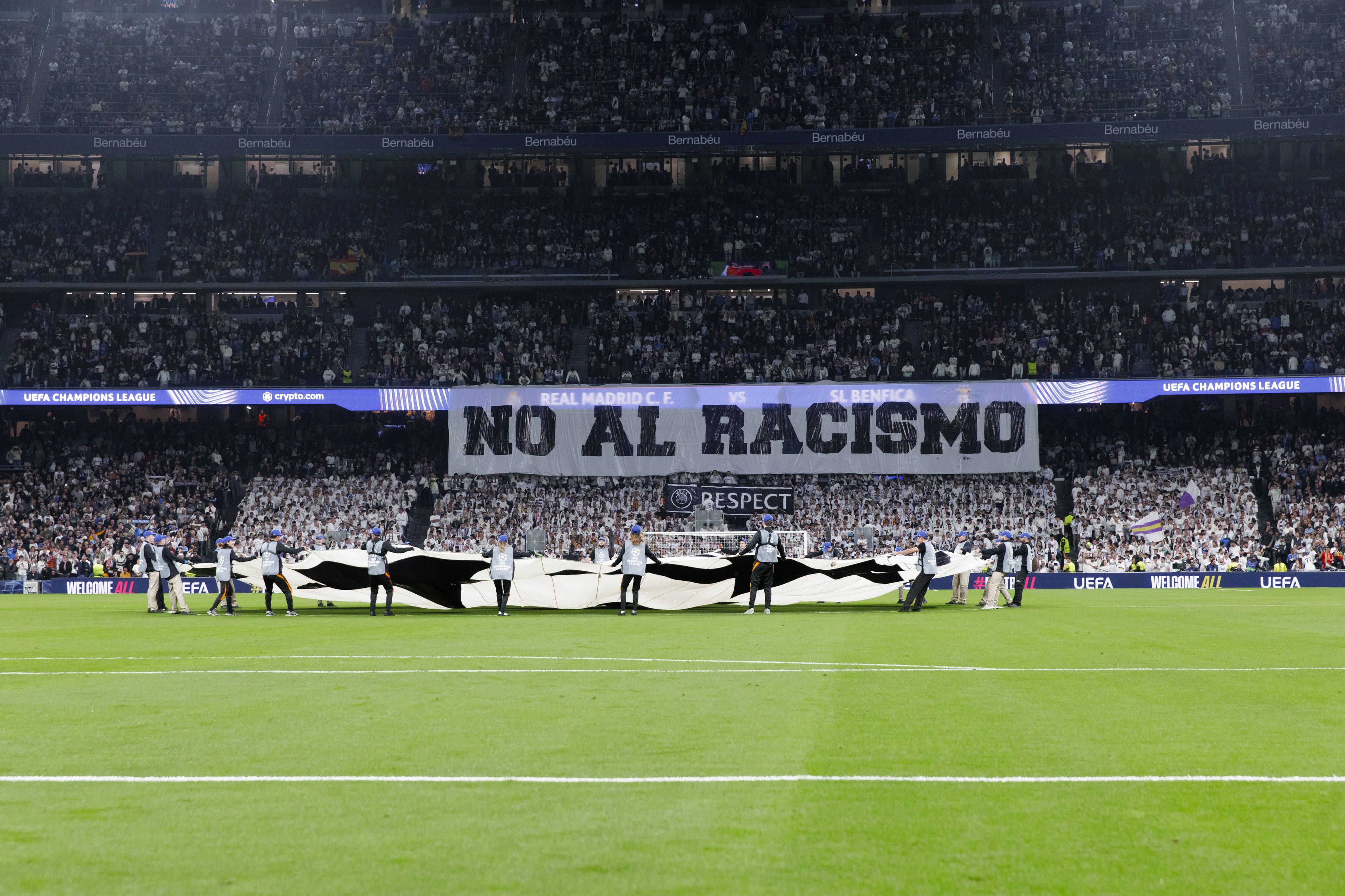 Após caso Vinícius-Prestianni, Bernabéu exibe tarja contra o racismo
