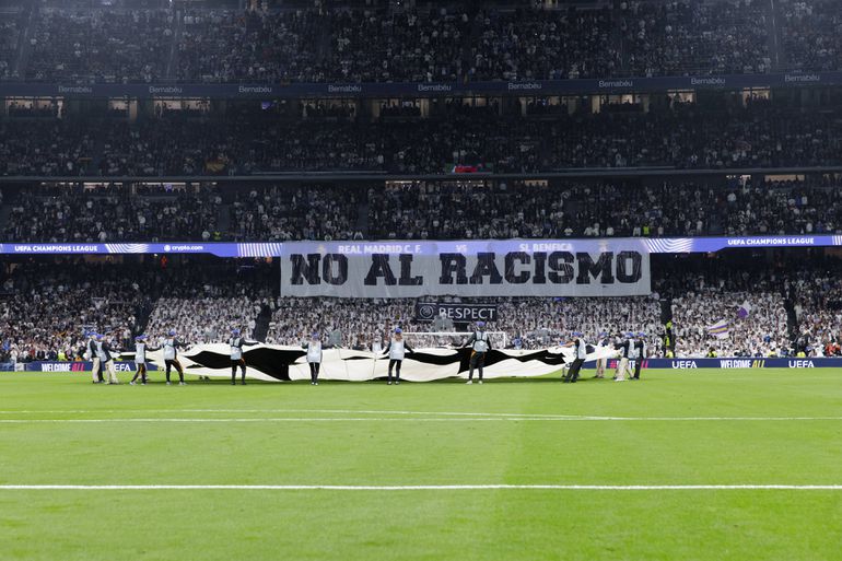 Após caso Vinícius-Prestianni, Bernabéu exibe tarja contra o racismo