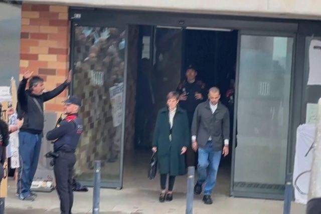 O momento da saída de Dani Alves da prisão