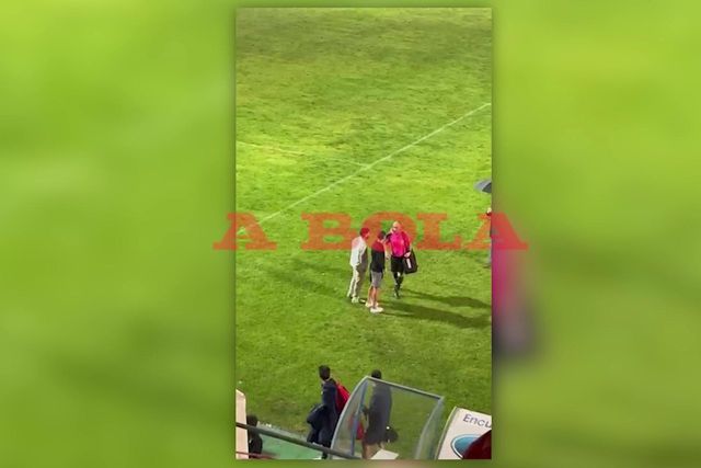 O momento em que Conceição aborda o árbitro do jogo do filho