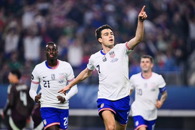 Insultos, jogo parado e adeptos expulsos: EUA vencem Liga das Nações