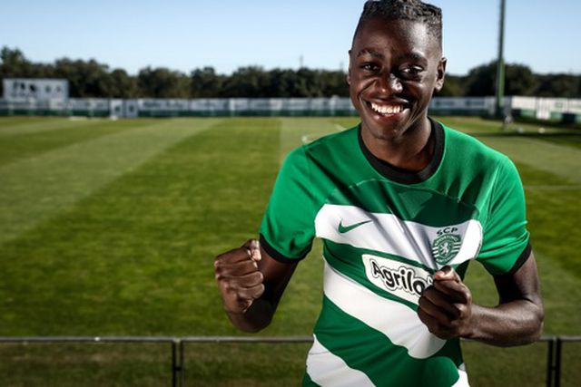 Médio que passou pelo Benfica assina contrato profissional com o Sporting