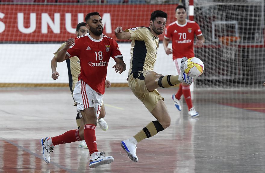 Diego Nunes e Tiago Sousa, aqui em jogo realizado na Luz, reencontram-se esta noite, em Matosinhos