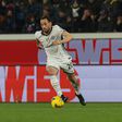 Hakan Calhanoglu conduz a bola em jogo do Inter
