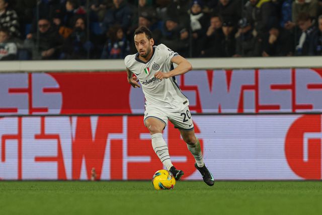 Hakan Calhanoglu conduz a bola em jogo do Inter