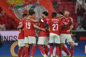 Vários jogadores do Benfica a festejarem um golo, no relvado