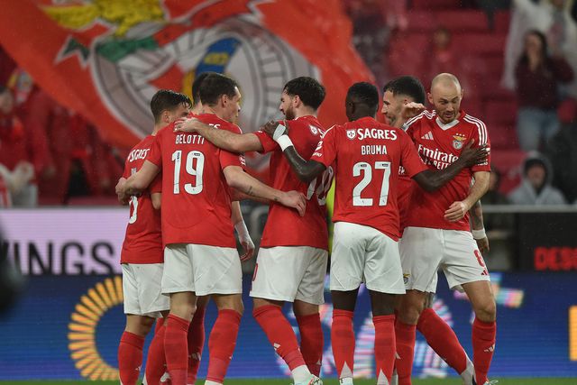 Vários jogadores do Benfica a festejarem um golo, no relvado