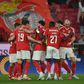 Vários jogadores do Benfica a festejarem um golo, no relvado