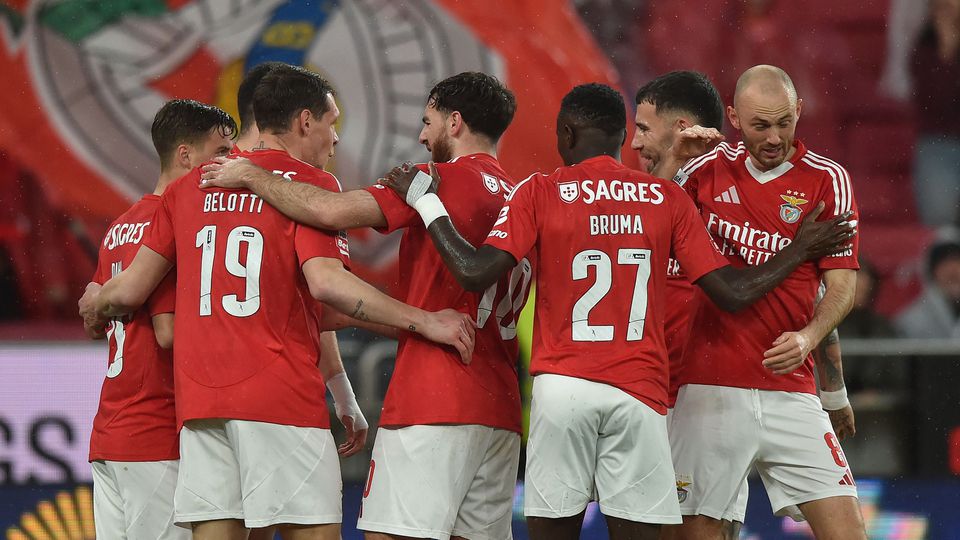 Vários jogadores do Benfica a festejarem um golo, no relvado