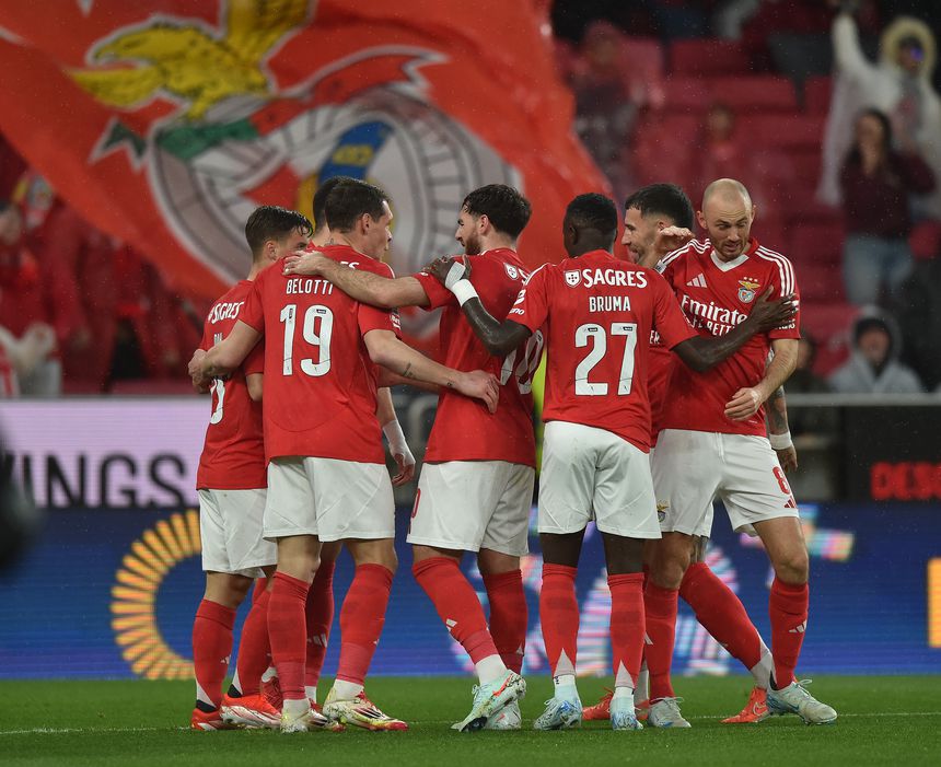 Vários jogadores do Benfica a festejarem um golo, no relvado