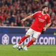 O médio Kokçu em fase de jogo pelo Benfica
