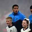 Jude Bellingham e Morgan Rogers lado a lado com as equipas perfiladas antes do Inglaterra-Letónia