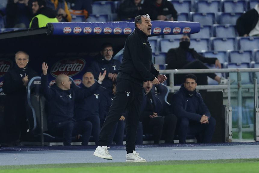 Sarri, sem clube desde a saída da Lazio, a dar instruções no banco