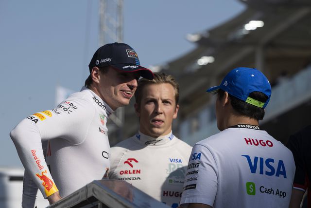 Verstappen a falar com Tsunoda e Lawson, parceria na VCARB no final da temporada passada