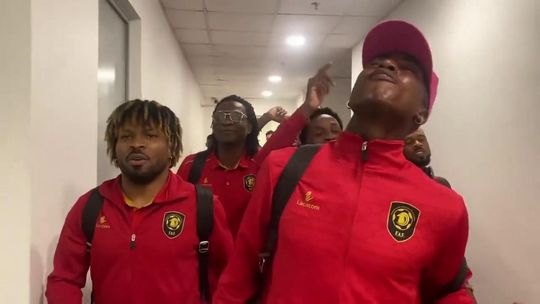 Seleção de Angola já chegou ao estádio... e sempre em festa! (vídeo)