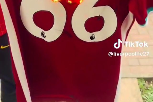 Em Liverpool já se queimam camisolas de Alexander-Arnold (vídeo)