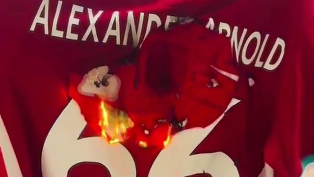 Em Liverpool já se queimam camisolas de Alexander-Arnold (vídeo)