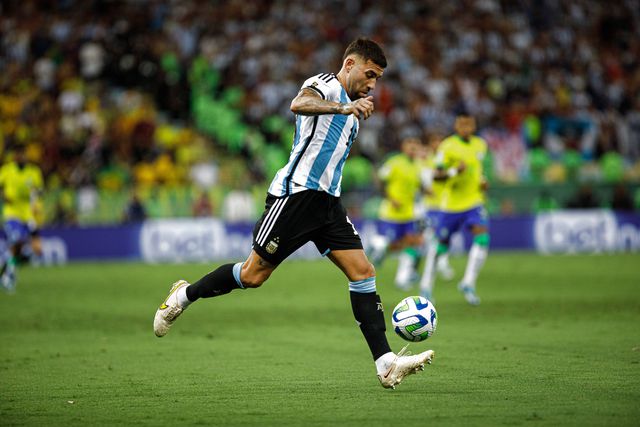 Otamendi a representar a Argentina diante do Brasil