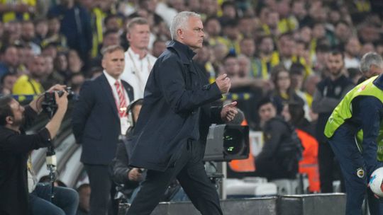 Mourinho muda de ideias e impede saída de jogador do Fenerbahçe