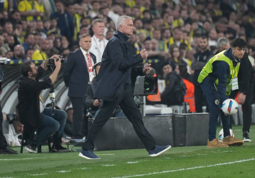 José Mourinho no banco de suplentes do Fenerbahçe